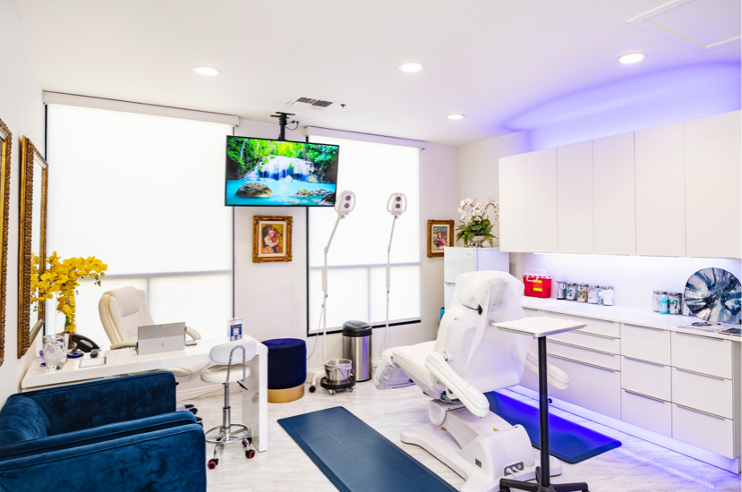 Clean and comfortable operating room at Forever Ageless Inc.